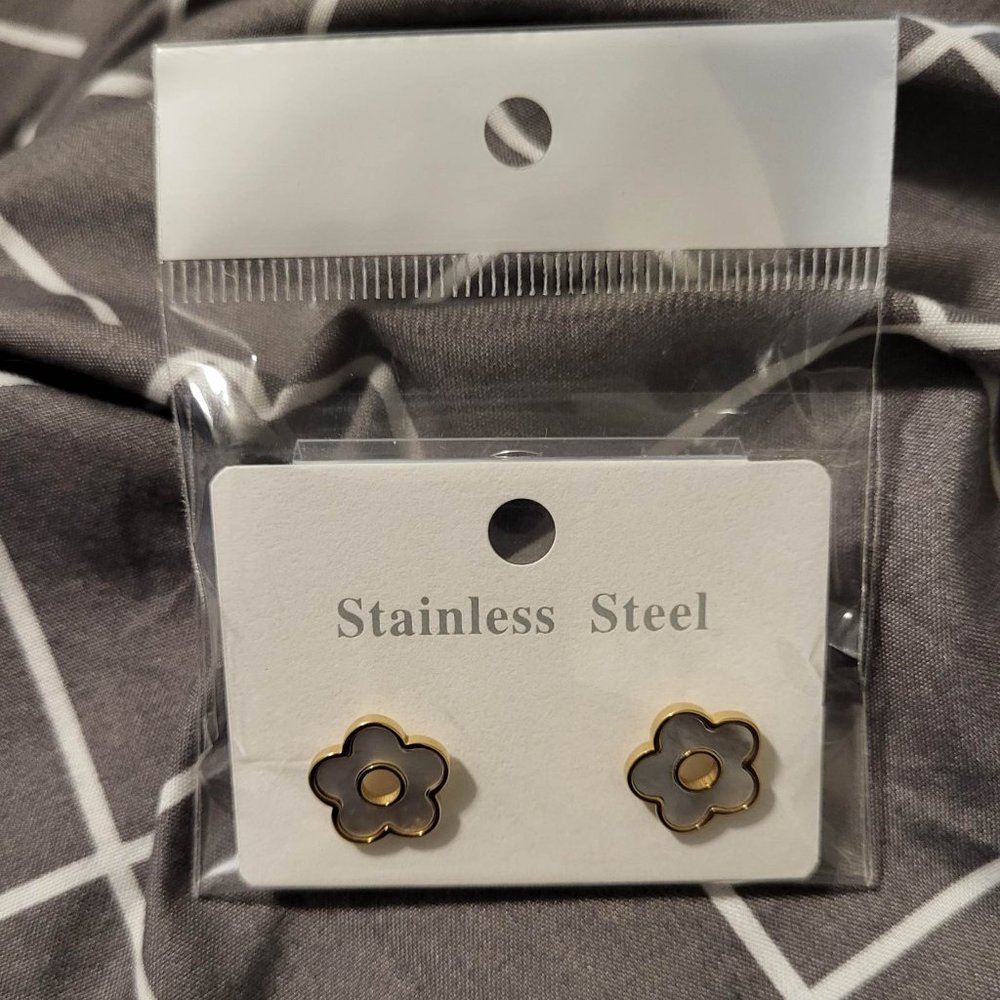 New Cute Flower Stud Earrings